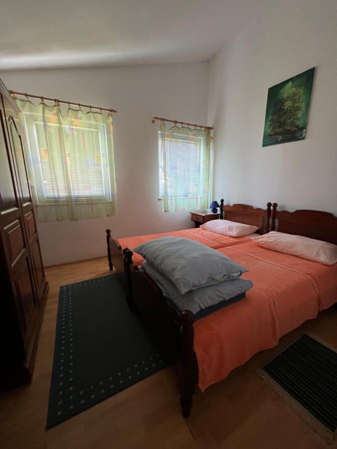 Apartments Akiki Карлобаг Екстериор снимка