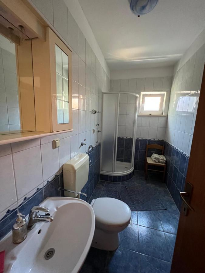 Apartments Akiki Карлобаг Екстериор снимка